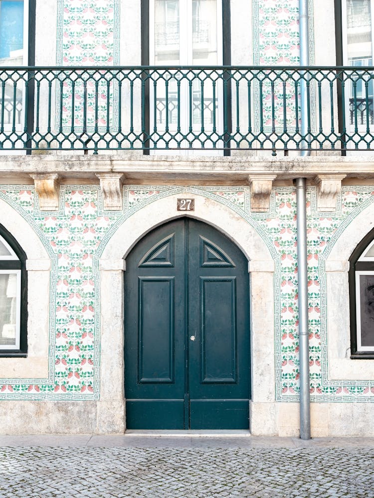 The green door nr. 27 in Alfama, Lisbon, Portugal - vintage travel and street photography by Christa Stroo Photography