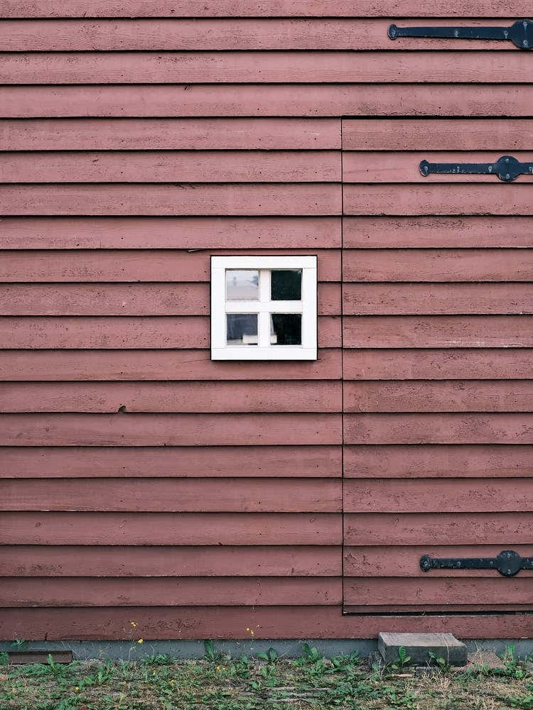 Red Barn with white window // The Netherlands // Travel Photography