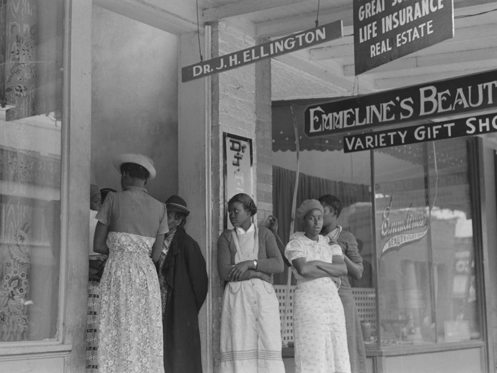 Line Of Es Waiting To See The Doctor, Saturday Morning, San Augustine, Texas By Russell Lee