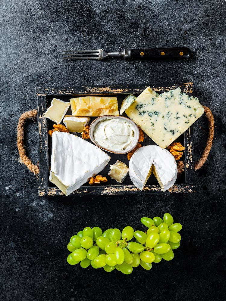 Cheese platter with brie, camembert, roquefort, parmesan, blue cream cheese, grape and nuts — Food kitchen poster/blackboard, photo art
