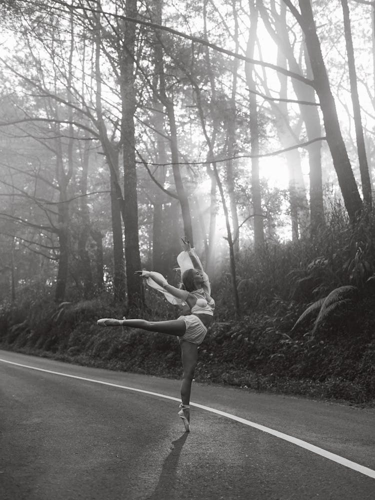Ballerina b&w