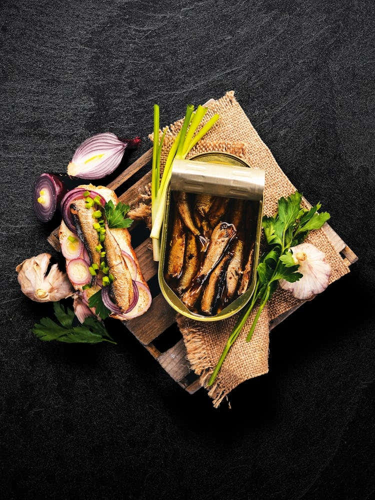 Sandwich with sprats onions and parsley — Food kitchen poster/blackboard, photo art