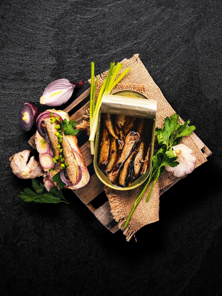 Sandwich with sprats onions and parsley — Food kitchen poster/blackboard, photo art