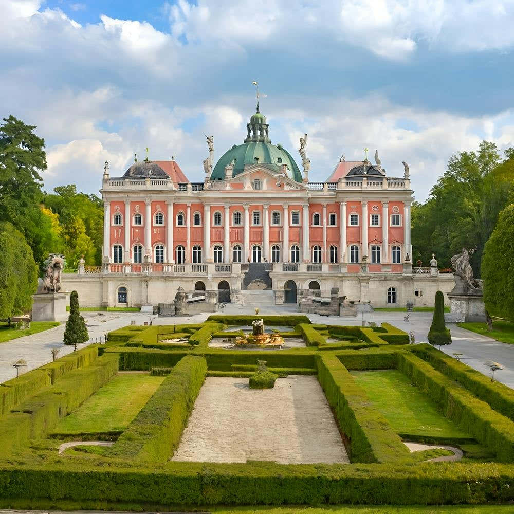 Picture of a beautiful palace with a wonderful garden1
