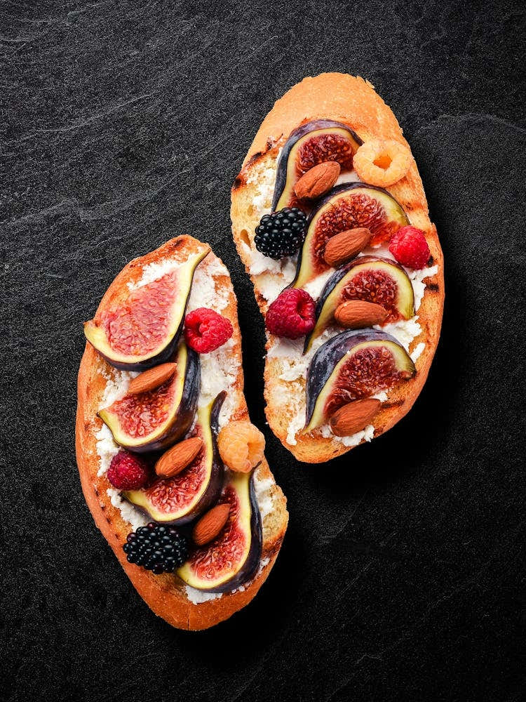 Sandwich with figs wild berries and cheese — Food kitchen poster/blackboard, photo art