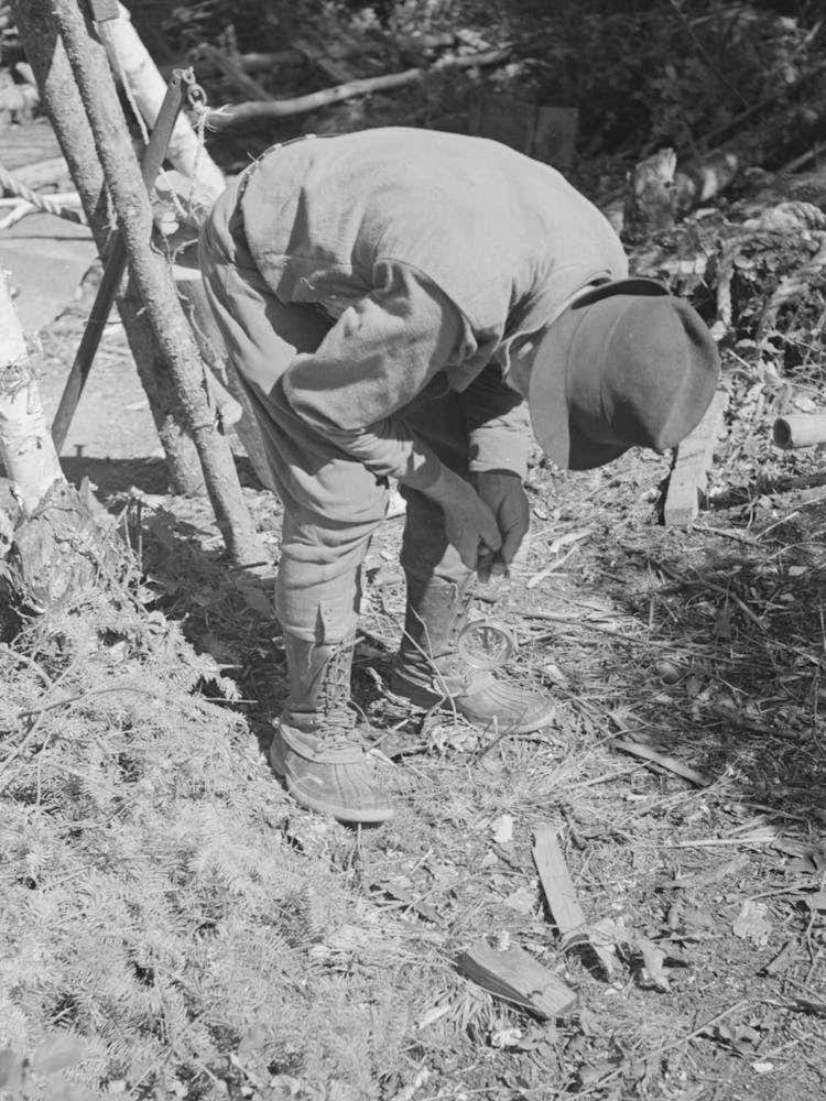Untitled Photo, Possibly Related To William Besson With A Dip Needle, Near Winton, Minnesota By Russell Lee