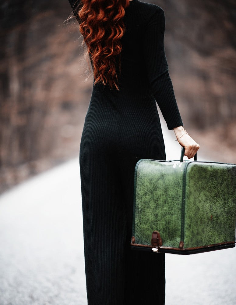 femme avec une valise
