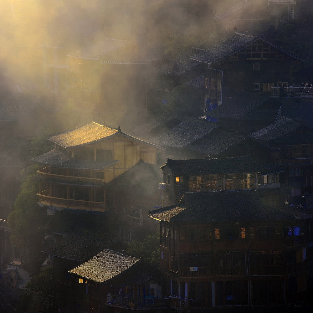 Das Miao-Dorf im Nebel