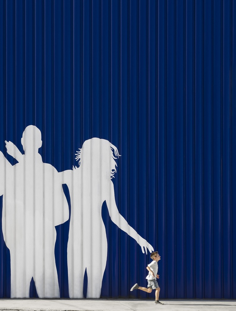 Jeune couple avec fils