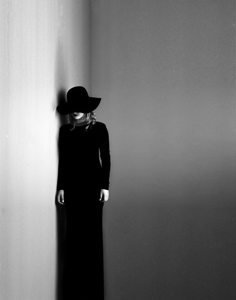 Schwarzes Kleid, weiße Seele
