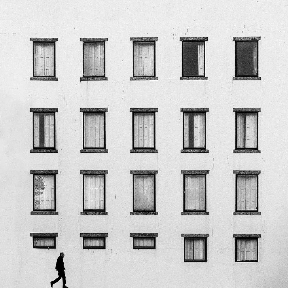 Fenêtres et homme qui marche