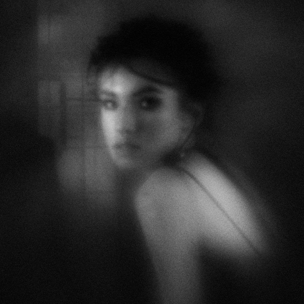 Hinter ihren Augen