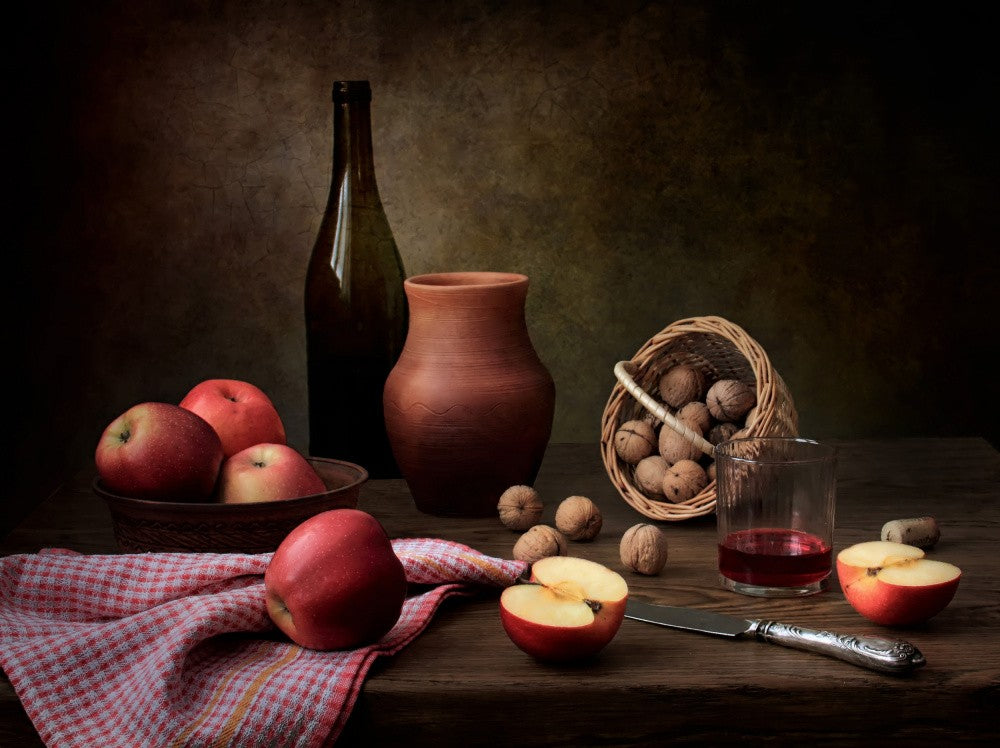 Stillleben mit Wein, Nüssen und Äpfeln