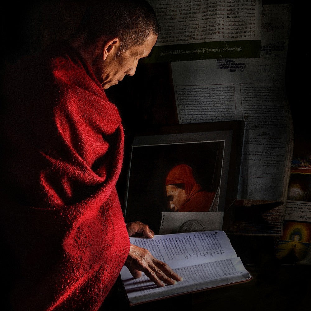 Burmese monk in preyer