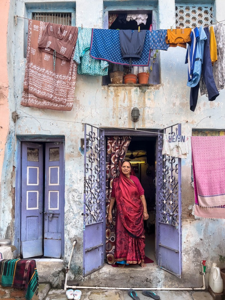 Femme indienne en rouge
