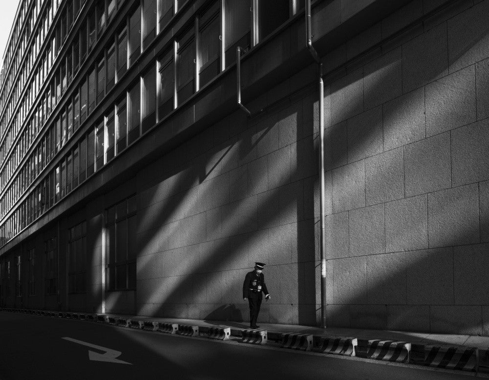 Eine enge Gasse, wo Licht und Schatten sich verflechten