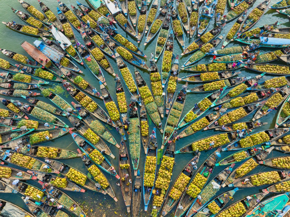 Traditional floating fruits market