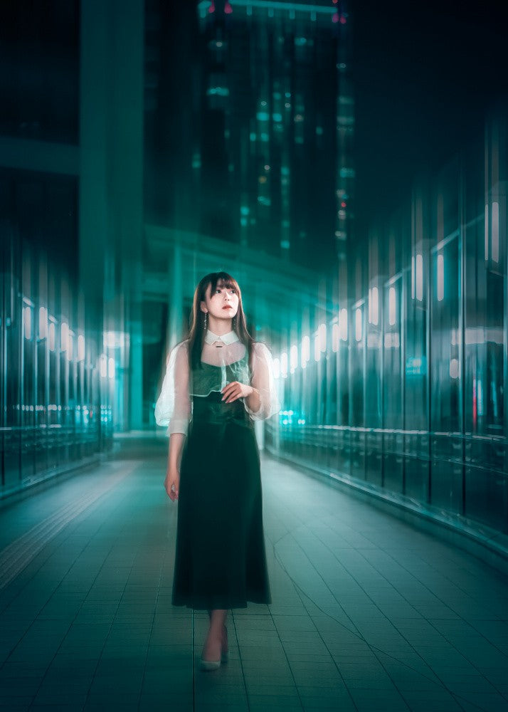 ILLUMINATED GLASS-LINED WALKWAY
