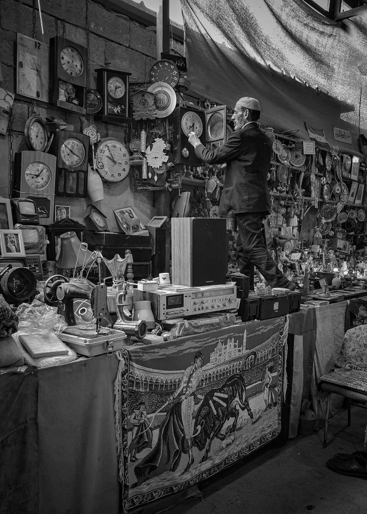 Seller of antiques and used materials