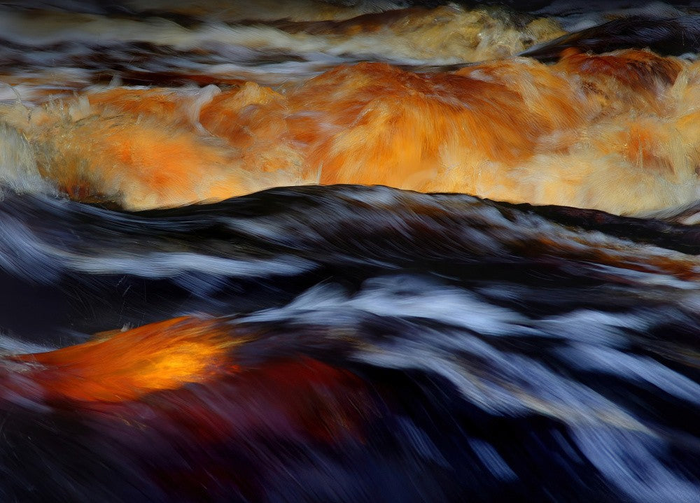 Skummande linjer i vågen.