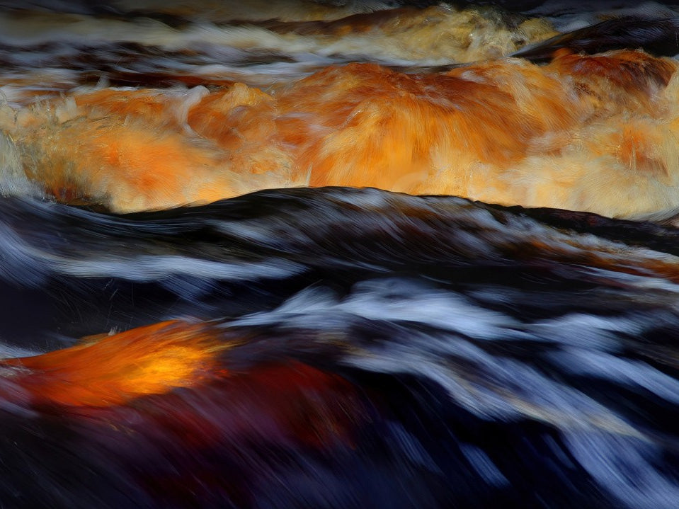 Skummande linjer i vågen.