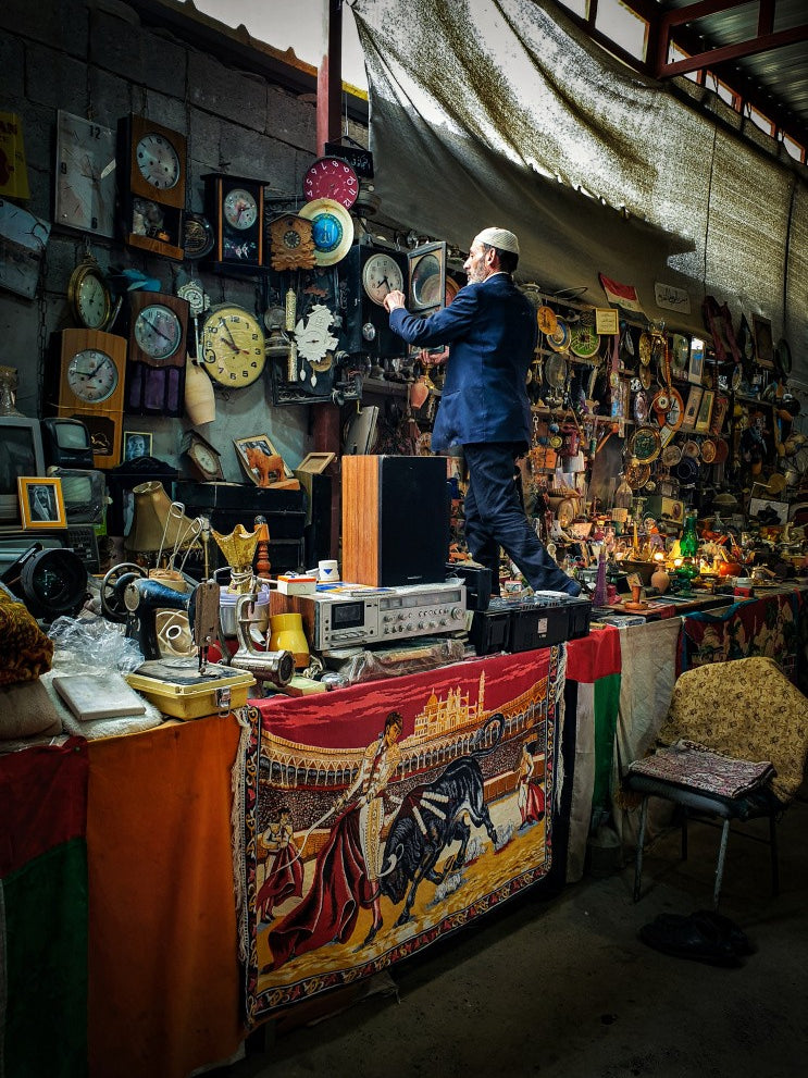 Seller of antiques and used materials