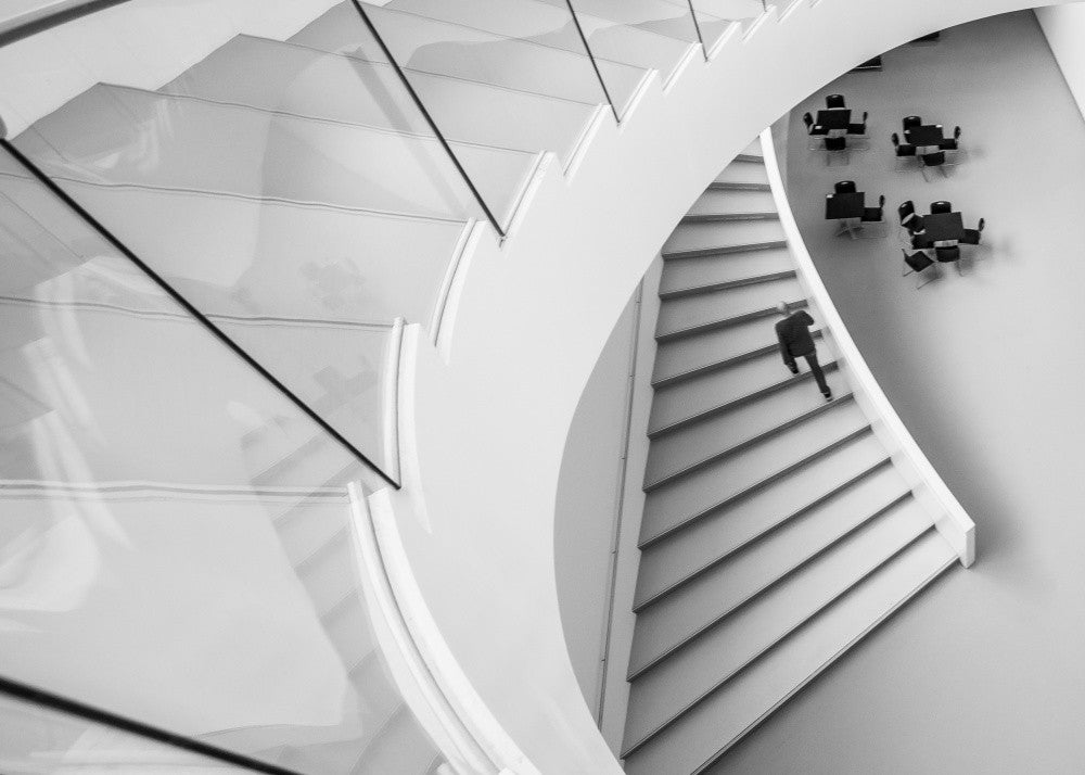 Die Treppe hinaufrennen