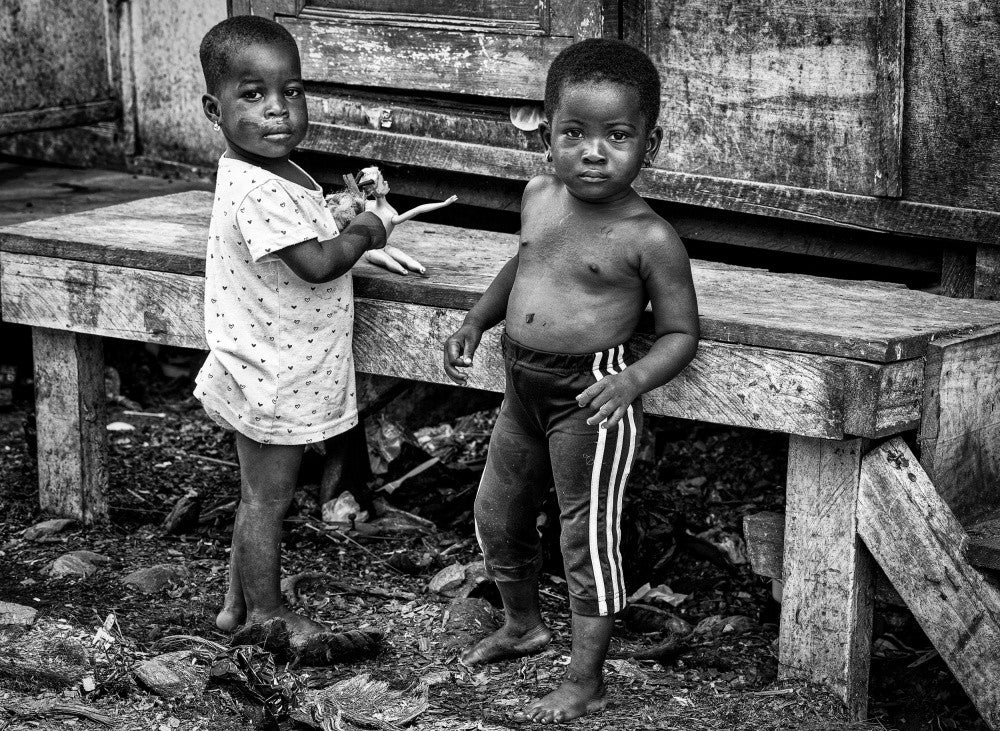 Spielen mit einer Barbie in einem Slum in Accra - Ghana