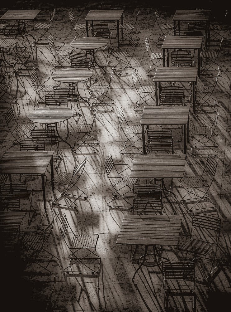 Tische im Licht