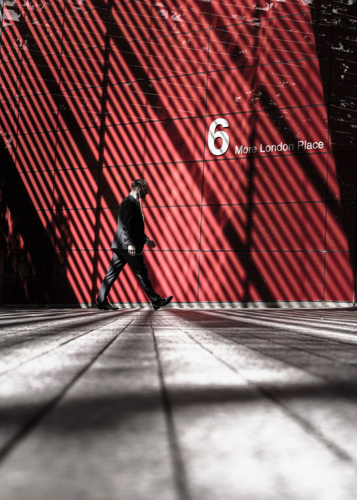 Markantes Rot in einer weitgehend monochromen Welt