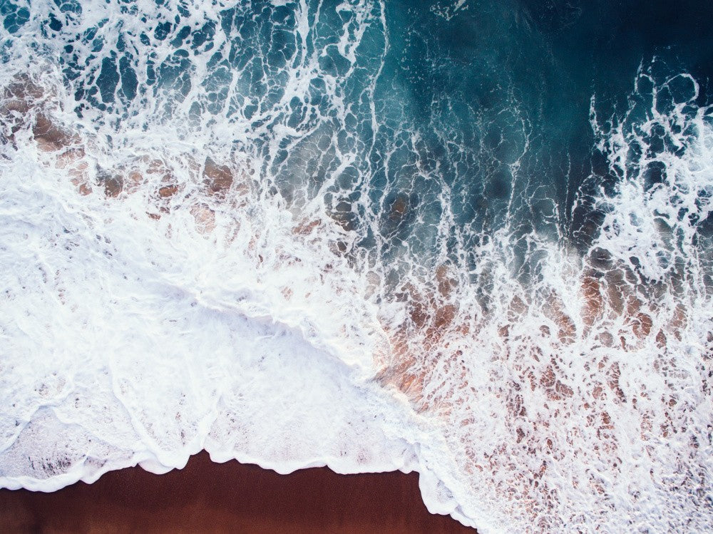 Vagues de l'océan s'écrasant sur un rivage sablonneux