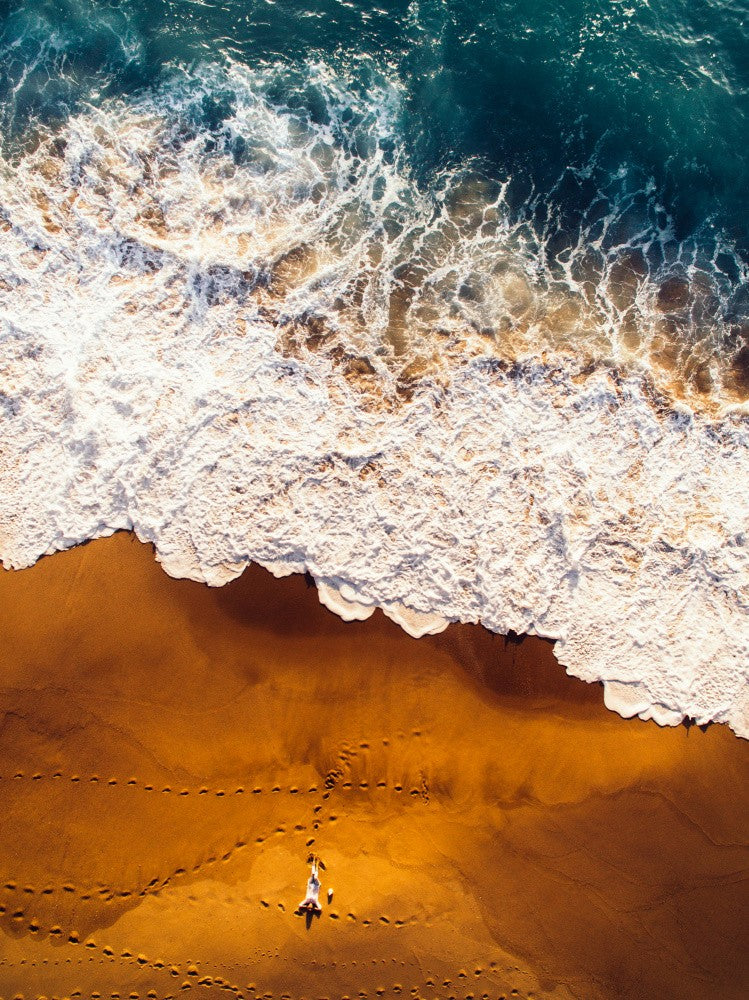 Scène de plage sereine avec du sable doré