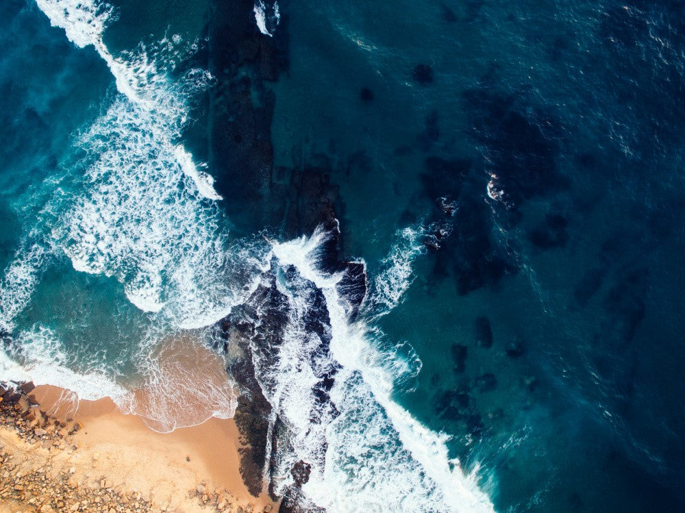 Superbe scène océanique avec des vagues déferlantes