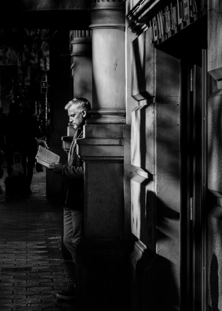Verloren in Seiten: Ein monochromer Moment auf Pg. de Gràcia
