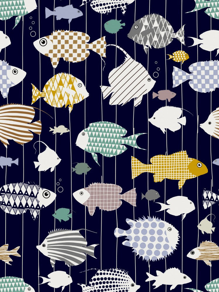 Frischer Fisch auf dunkelmarineblauem Muster