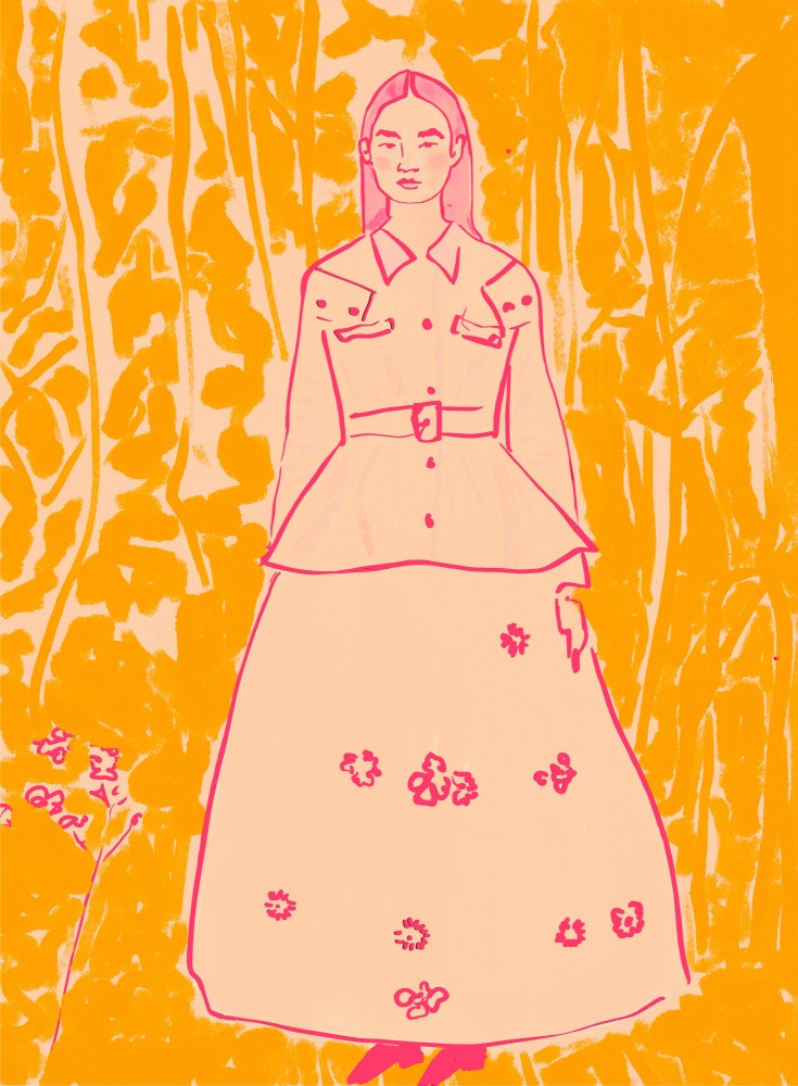 Frau in einem Blumenkleid