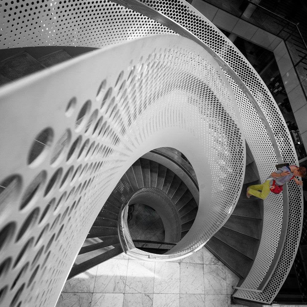 Frau, die die Wendeltreppe hinuntersteigt