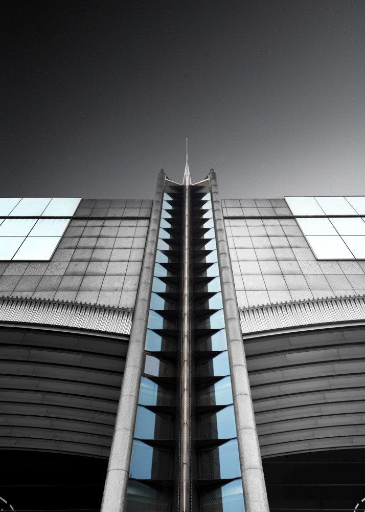 The elevator of the gods: between truth and lies