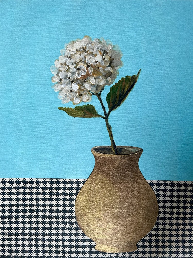 Hydrangea Still Life Painting – Weiße Blume in Vase auf blauem und Hahnentrittmuster-Hintergrund - 016