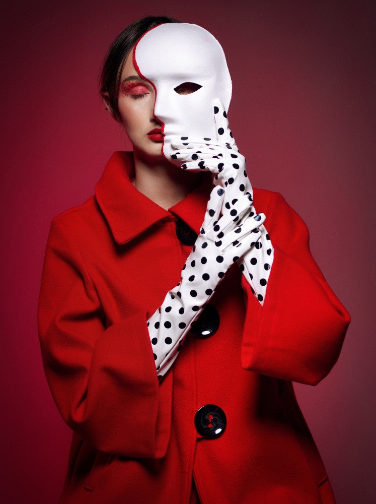 Bedeckt mit einer Maske