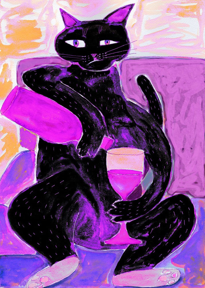 Große schwarze Katze, die sich bei Wein entspannt