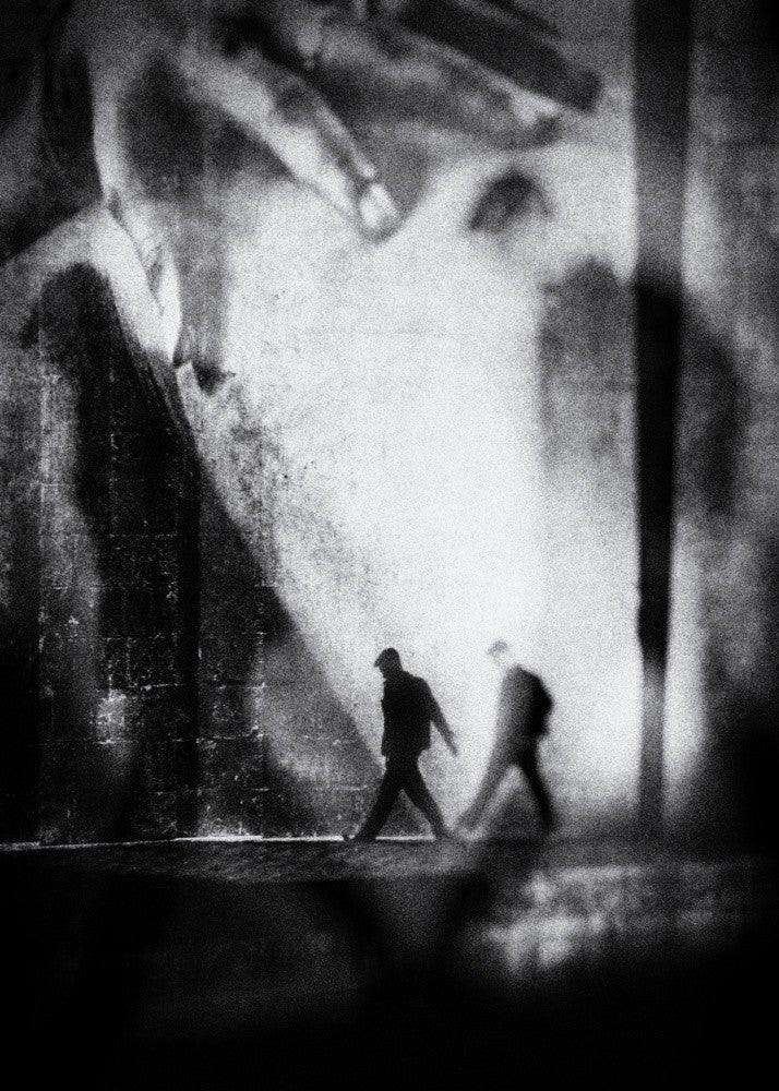 Dans l'ombre