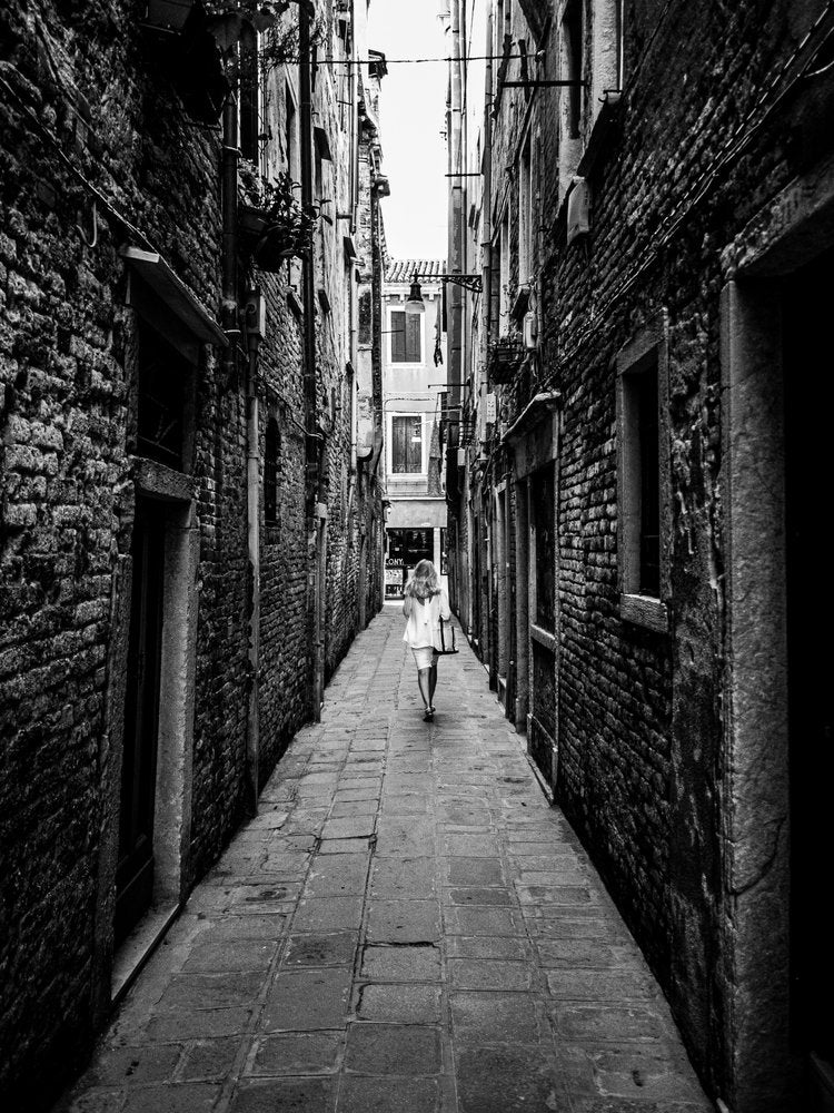 Walking Venice Alley