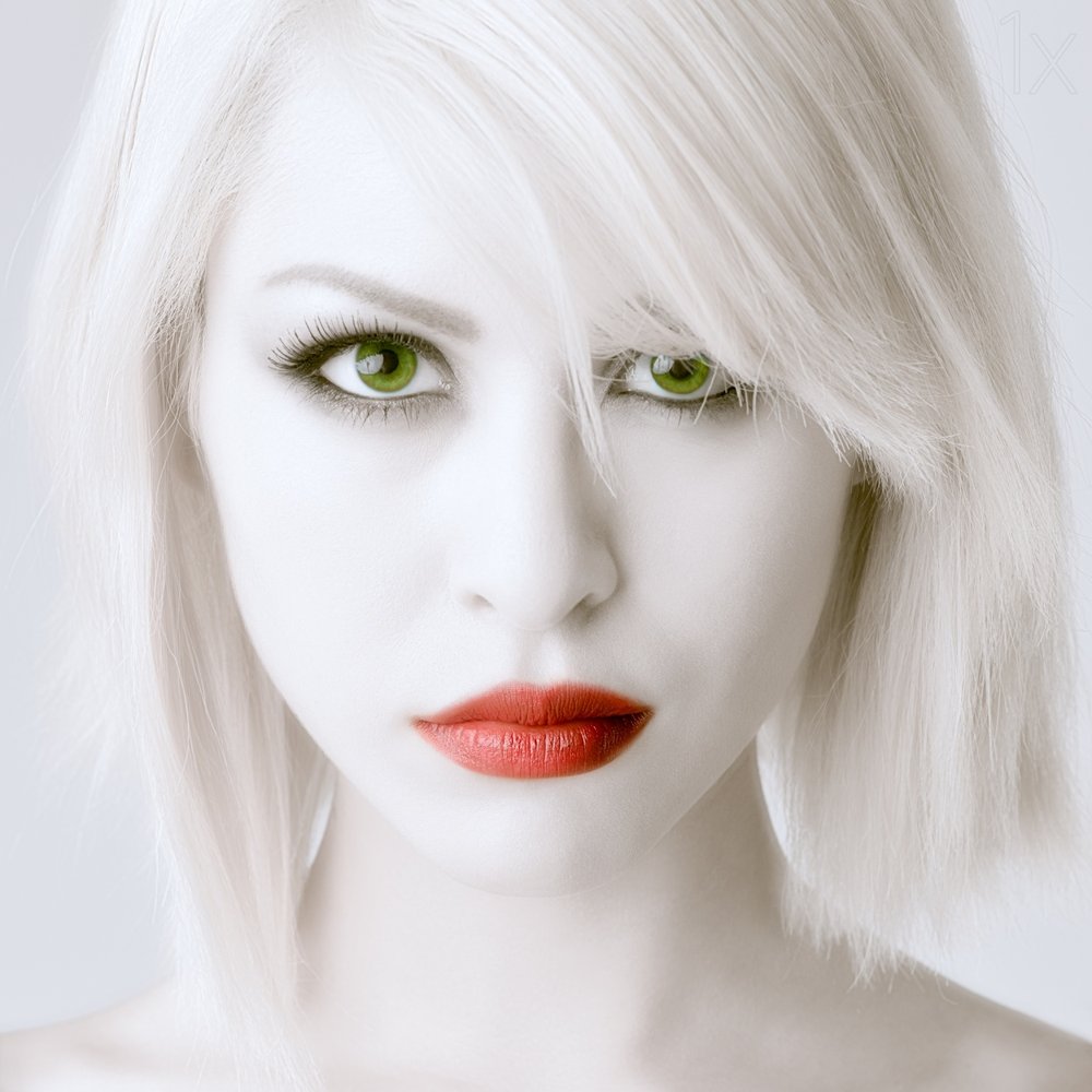 Green Eyes Red Lips