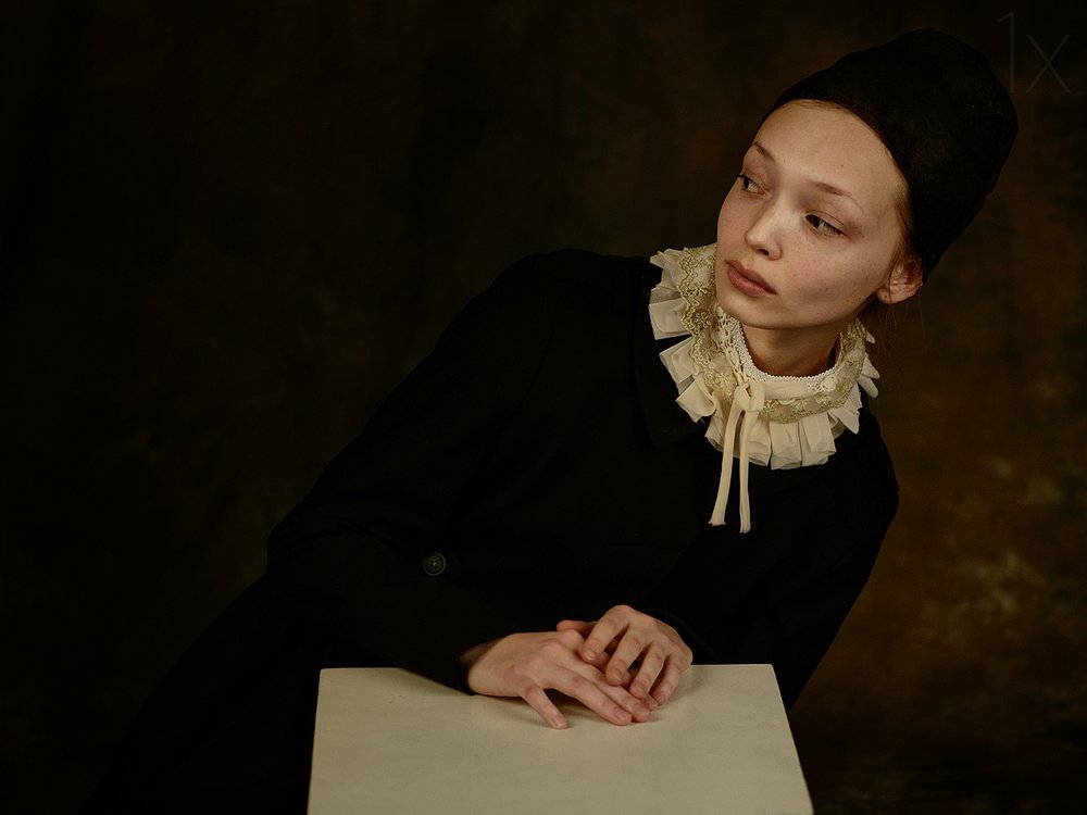 Elegant Woman Ruffled Collar