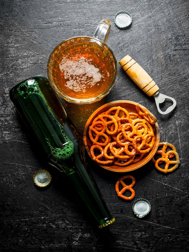Beer with snacks pretzels — Food kitchen poster/blackboard, photo art