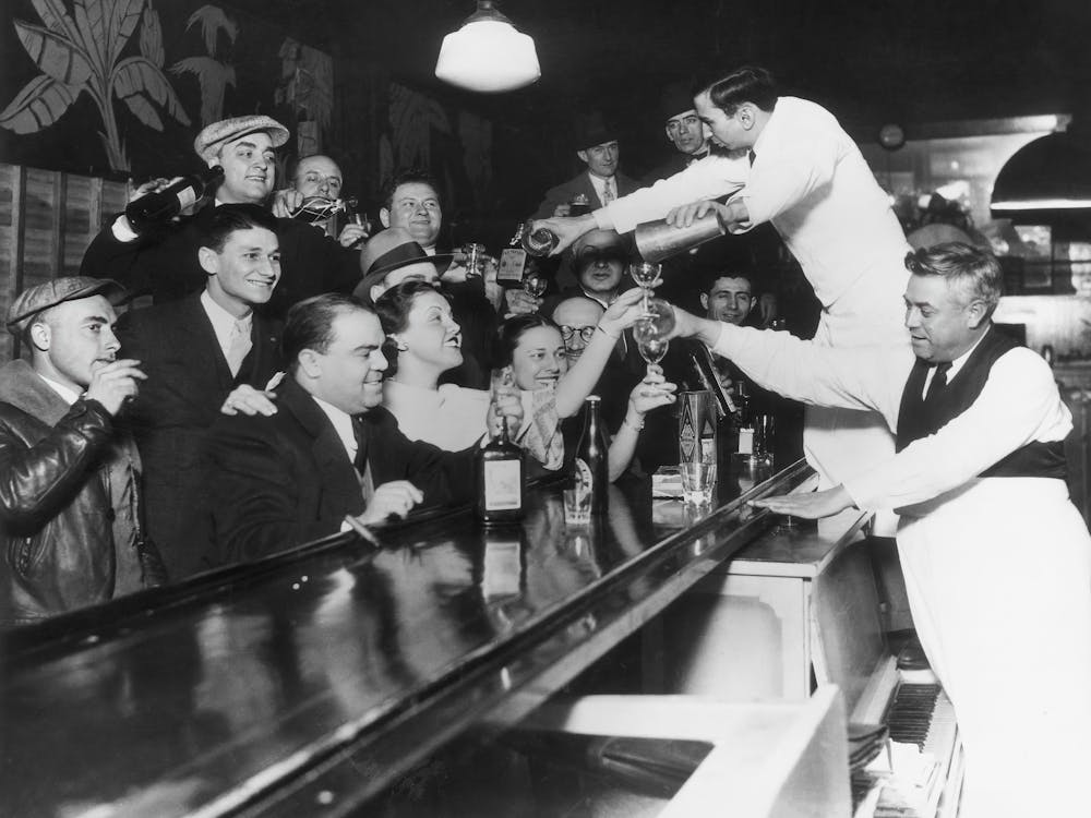 Fin de la Prohibition, Barmans Servant des Boissons, Décoration de Chariot de Bar, Vieille Photo Vintage Noir et Blanc