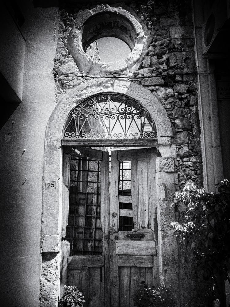 Alte zerbrochene Tür in Rethymnon // Kreta // Reisefotografie