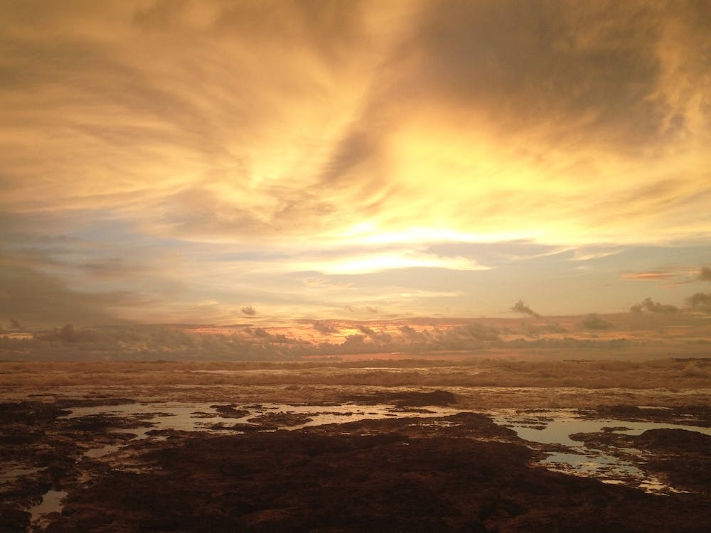 Coucher de soleil tourbillonnant sur la plage au Costa Rica - Horizontal