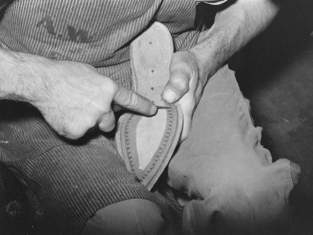 Percer des Trous dans la Trépointe avec une Alène pour Faciliter la Couture de la Tige à la Semelle, Atelier de Fabrication de Bottes, Alpine, Texas
